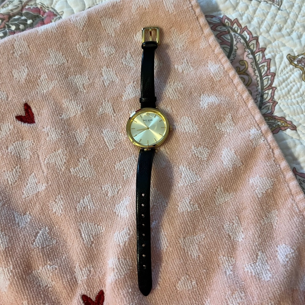 Kate Spade ladies watch
Needs battery
With box
Leather band
Beautiful - Picture 1 of 7